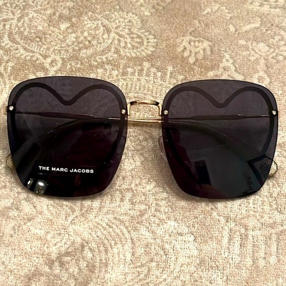 Brand New The Marc Jacobs Square Sunglasses w/ Gold Tone Metal Heart Shaped Rim main image 15